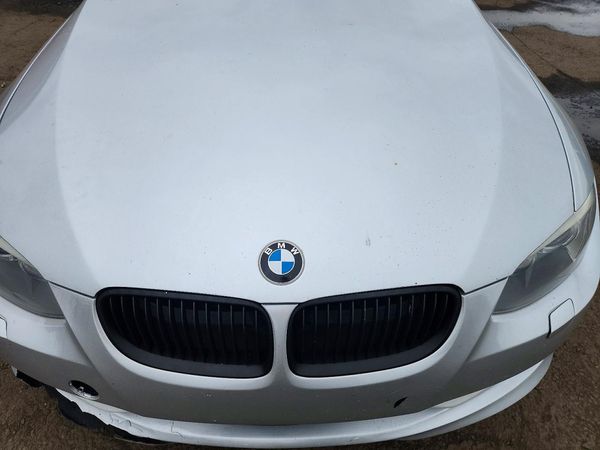 2012 BMW 3 SERIES xDrive — Engine bay