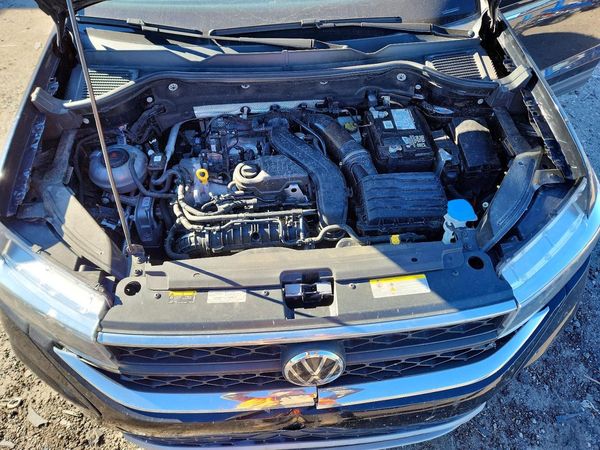 2022 VOLKSWAGEN TAOS S — Engine bay