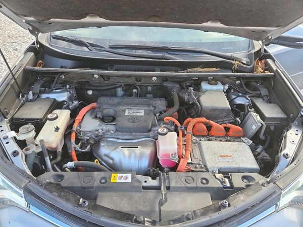 2017 TOYOTA RAV4 Ltd Hybrid — Engine bay