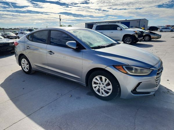 2017 HYUNDAI ELANTRA SE Base — Passenger 3/4