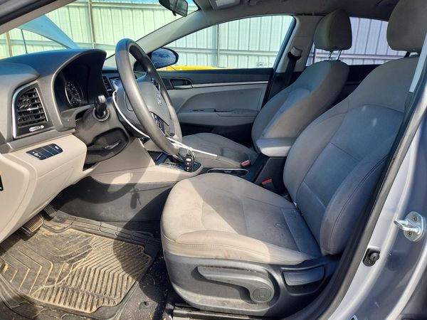 2017 HYUNDAI ELANTRA SE Base — DENT