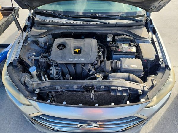 2017 HYUNDAI ELANTRA SE Base — Engine bay