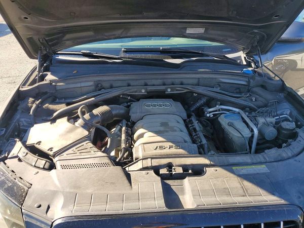 2012 AUDI Q5 Premium Plus — Engine bay
