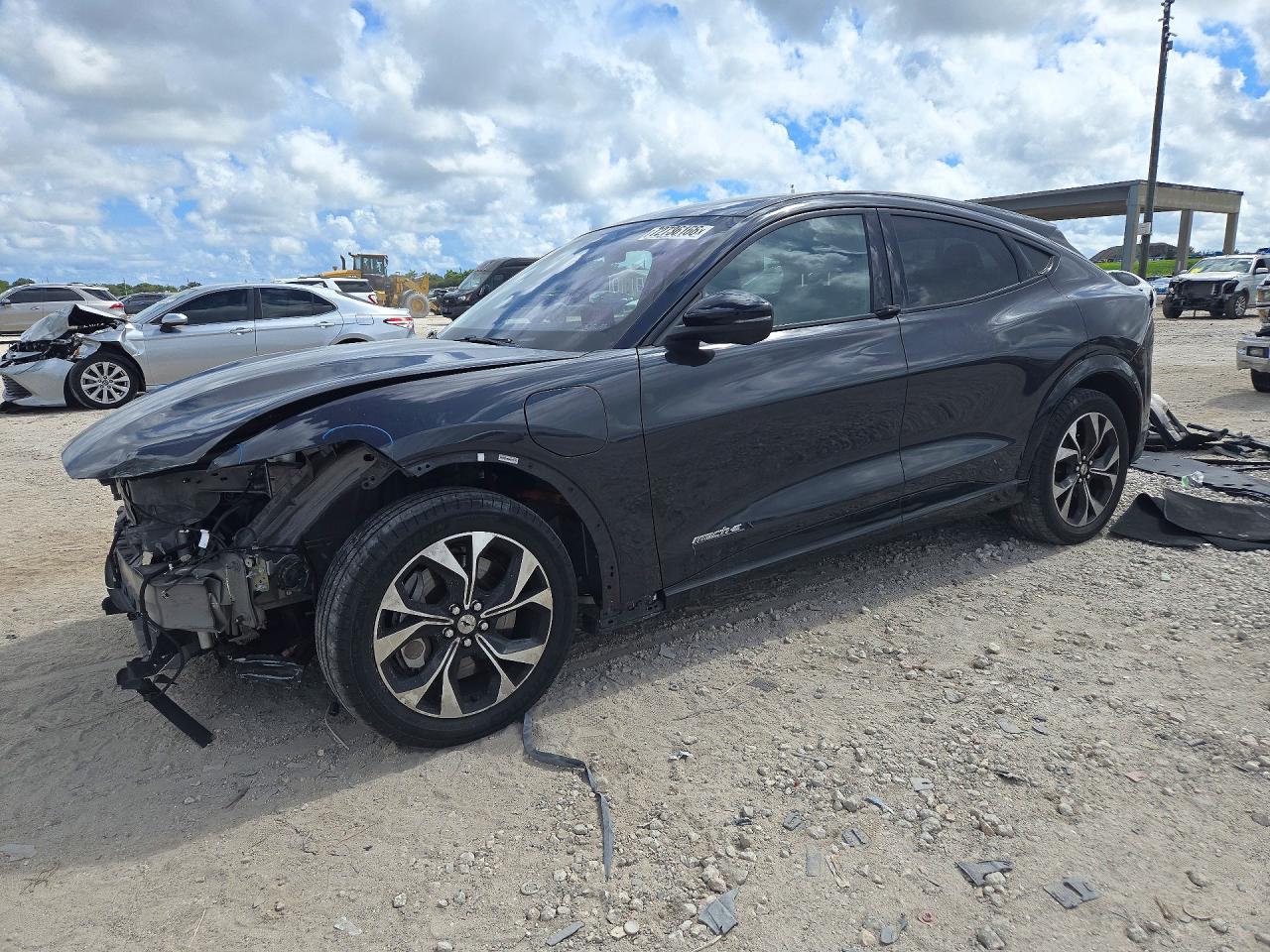 2021 FORD MUSTANG Premium — Front 3/4
