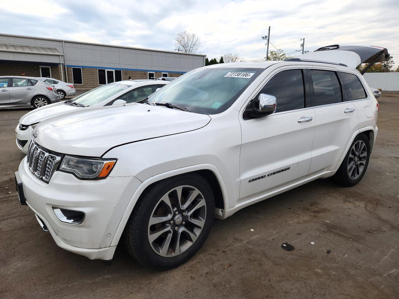 2017 JEEP CHEROKEE Overland — Front 3/4