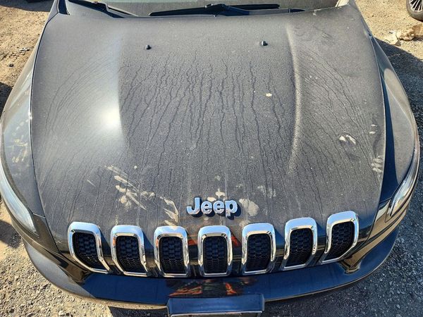 2014 JEEP CHEROKEE Limited — Engine bay
