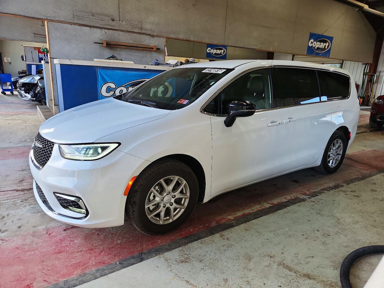 2025 CHRYSLER PACIFICA Select — Front 3/4