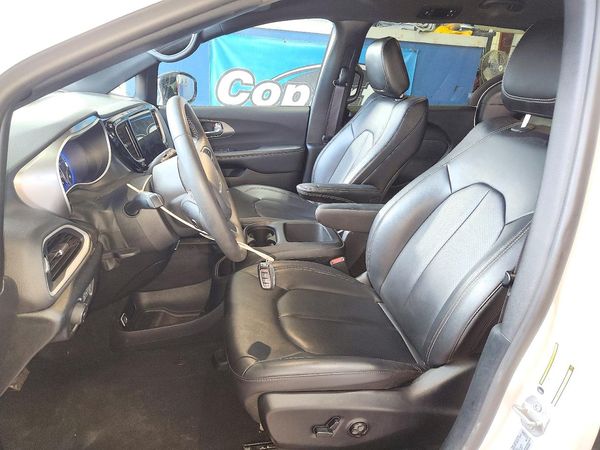 2025 CHRYSLER PACIFICA Select — DENT