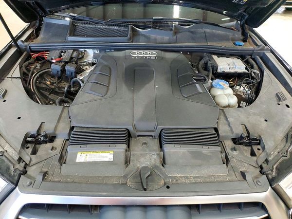 2017 AUDI Q7 quattro Premium — Engine bay