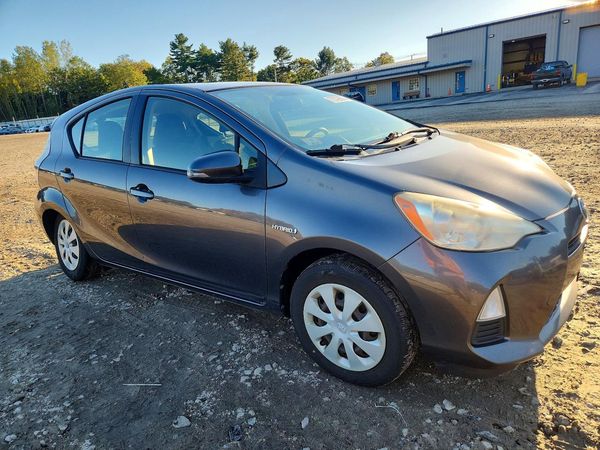 2013 TOYOTA PRIUS — Passenger 3/4