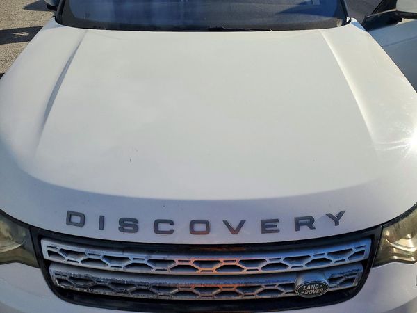 2017 LAND ROVER DISCOVERY HSE — Engine bay
