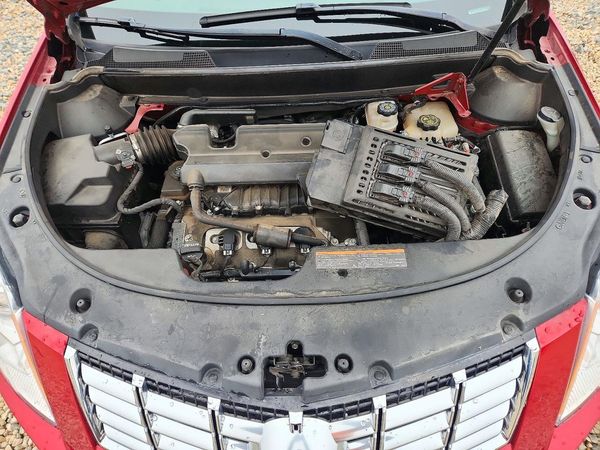 2013 CADILLAC SRX Base — Engine bay