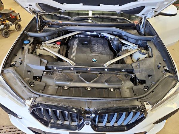 2022 BMW X6 xDrive40i — Engine bay