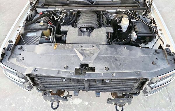 2018 CHEVROLET SILVERADO High Country — Engine bay