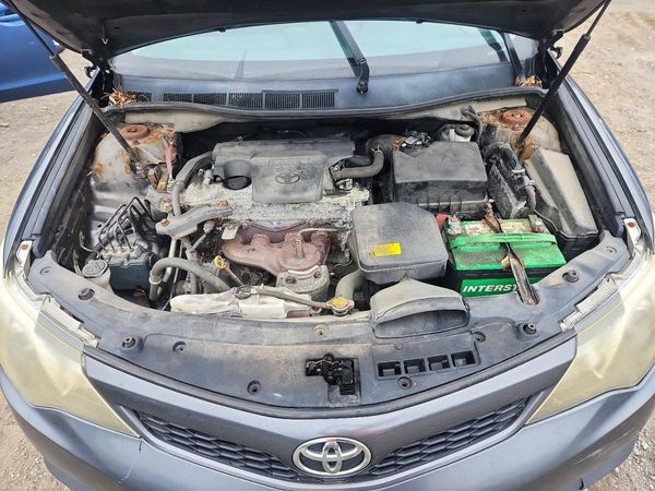 2013 TOYOTA CAMRY — Engine bay
