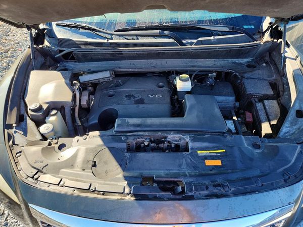 2013 INFINITI JX35 — Engine bay