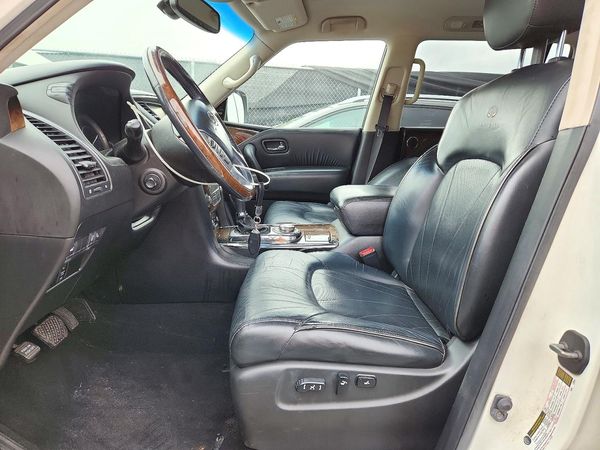 2014 INFINITI QX80 — DENT
