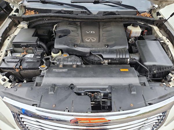 2014 INFINITI QX80 — Engine bay