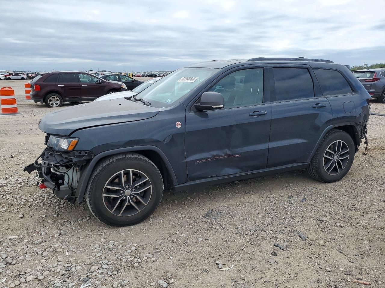2018 JEEP GRAND CHEROKEE Trailhawk — Front 3/4