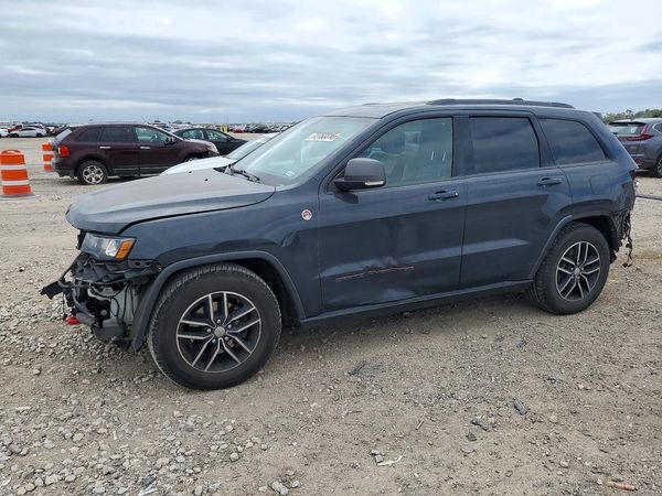 2018 JEEP GRAND CHEROKEE Trailhawk — Front 3/4