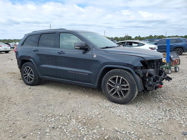 2018 JEEP GRAND CHEROKEE Trailhawk — Passenger 3/4