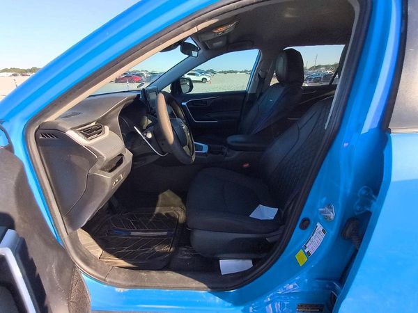 2021 TOYOTA RAV4 LE — DENT