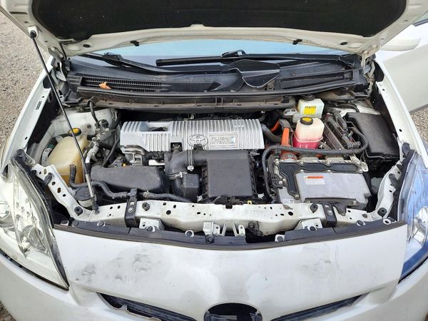 2012 TOYOTA PRIUS — Engine bay