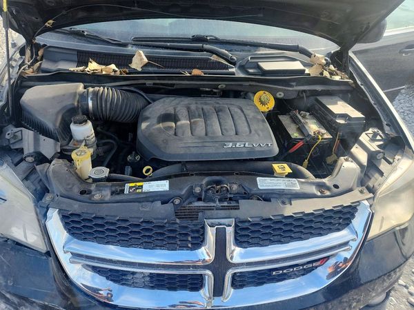 2014 DODGE CARAVAN SXT — Engine bay