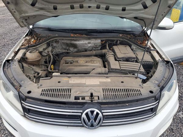 2017 VOLKSWAGEN TIGUAN Wolfsburg — Engine bay