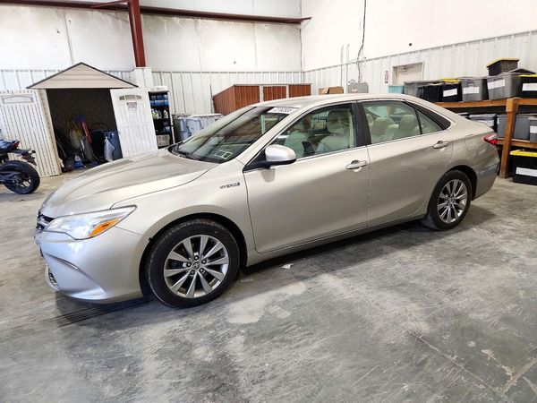 2015 TOYOTA CAMRY Hybrid — Front 3/4