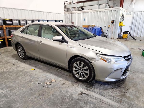 2015 TOYOTA CAMRY Hybrid — Passenger 3/4