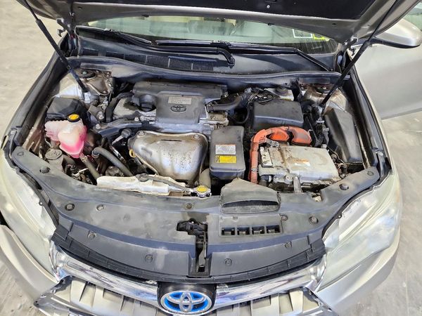 2015 TOYOTA CAMRY Hybrid — Engine bay