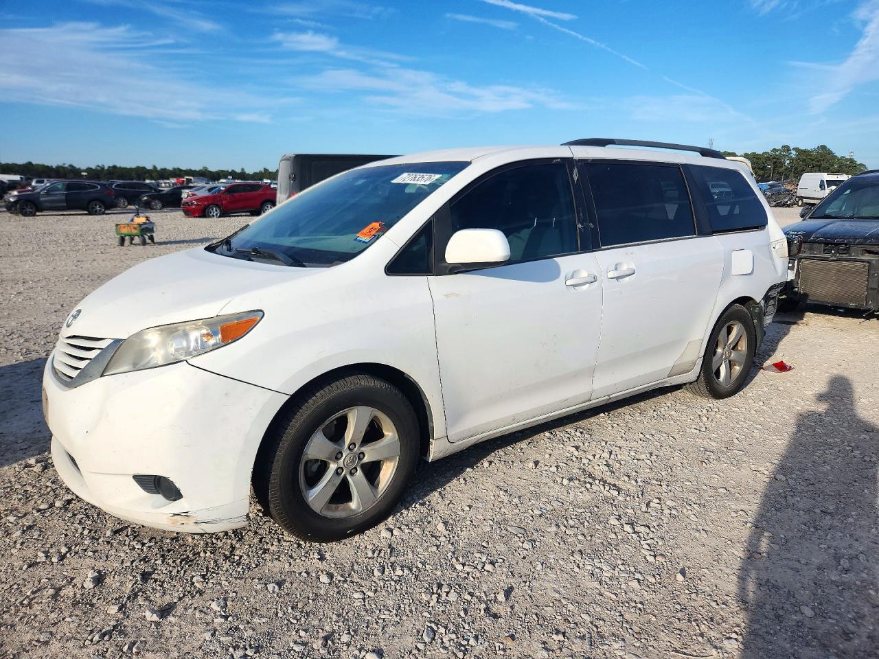 2017 TOYOTA SIENNA LE Mobility/LE — Front 3/4