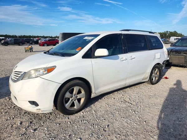 2017 TOYOTA SIENNA LE Mobility/LE — Front 3/4