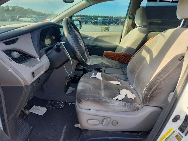 2017 TOYOTA SIENNA LE Mobility/LE — DENT