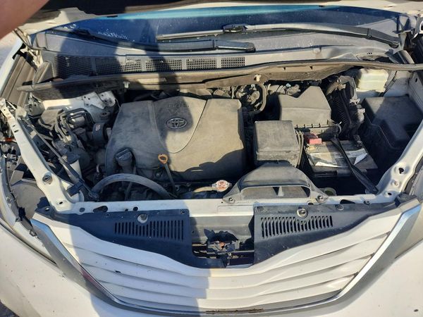 2017 TOYOTA SIENNA LE Mobility/LE — Engine bay
