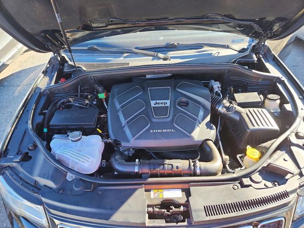 2015 JEEP CHEROKEE Overland — Engine bay