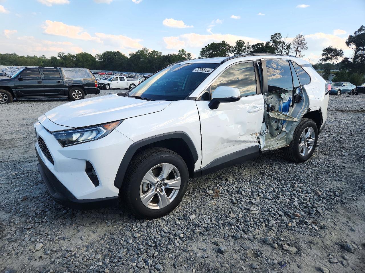 2021 TOYOTA RAV4 XLE — Front 3/4