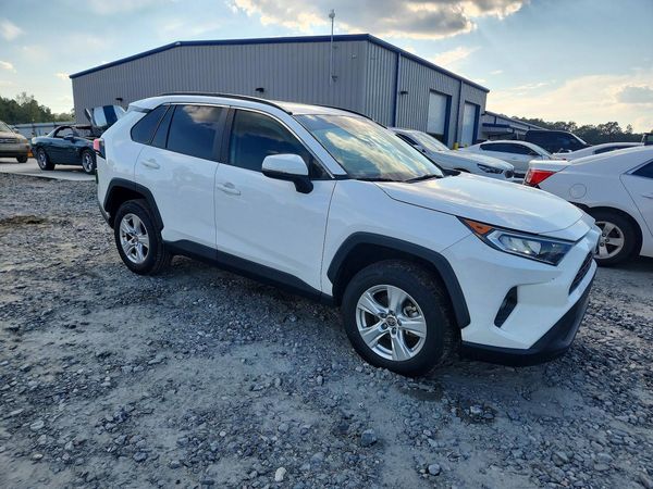 2021 TOYOTA RAV4 XLE — Passenger 3/4