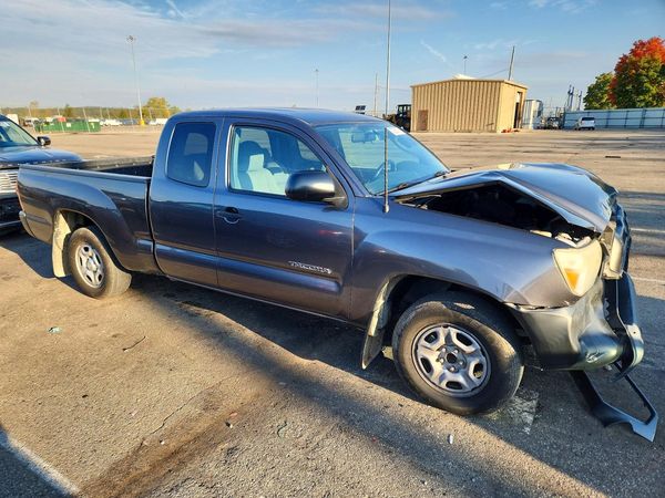 2014 TOYOTA TACOMA Delux Grade — Passenger 3/4