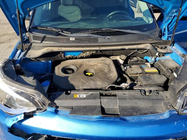 2016 KIA SOUL Exclaim — Engine bay