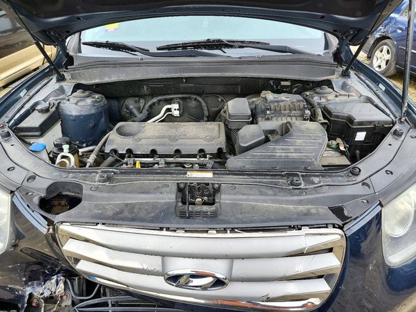 2012 HYUNDAI SANTA FE GL(Middle-low ) — Engine bay
