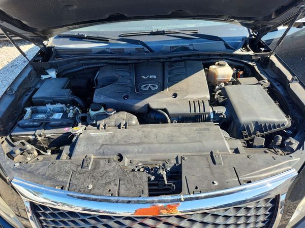 2015 INFINITI QX80 — Engine bay