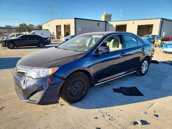 2014 TOYOTA CAMRY — Front 3/4