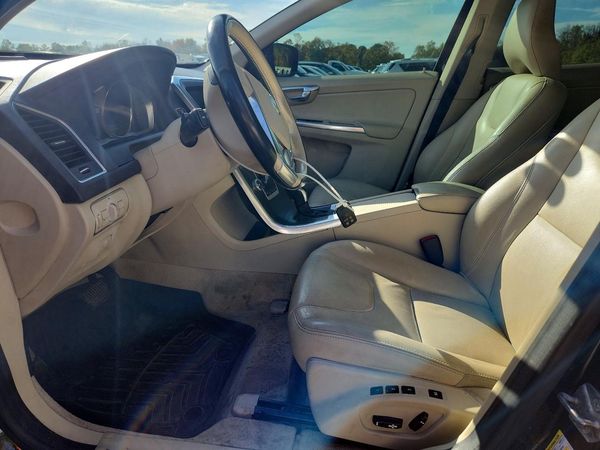2016 VOLVO XC60 — DENT