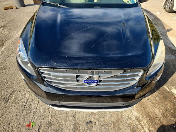 2016 VOLVO XC60 — Engine bay