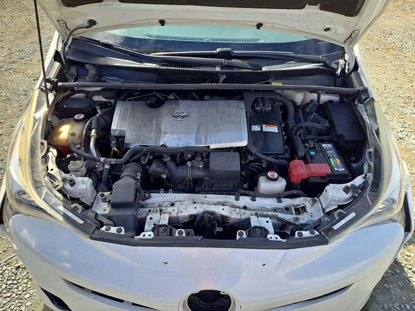 2017 TOYOTA PRIUS — Engine bay