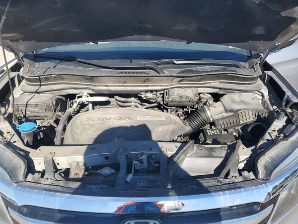 2016 HONDA PILOT Elite — Engine bay