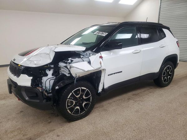 2025 JEEP COMPASS Trailhawk — Front 3/4