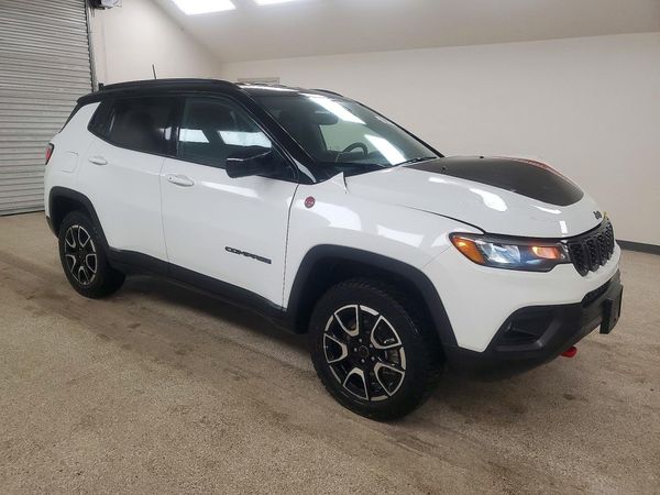 2025 JEEP COMPASS Trailhawk — Passenger 3/4